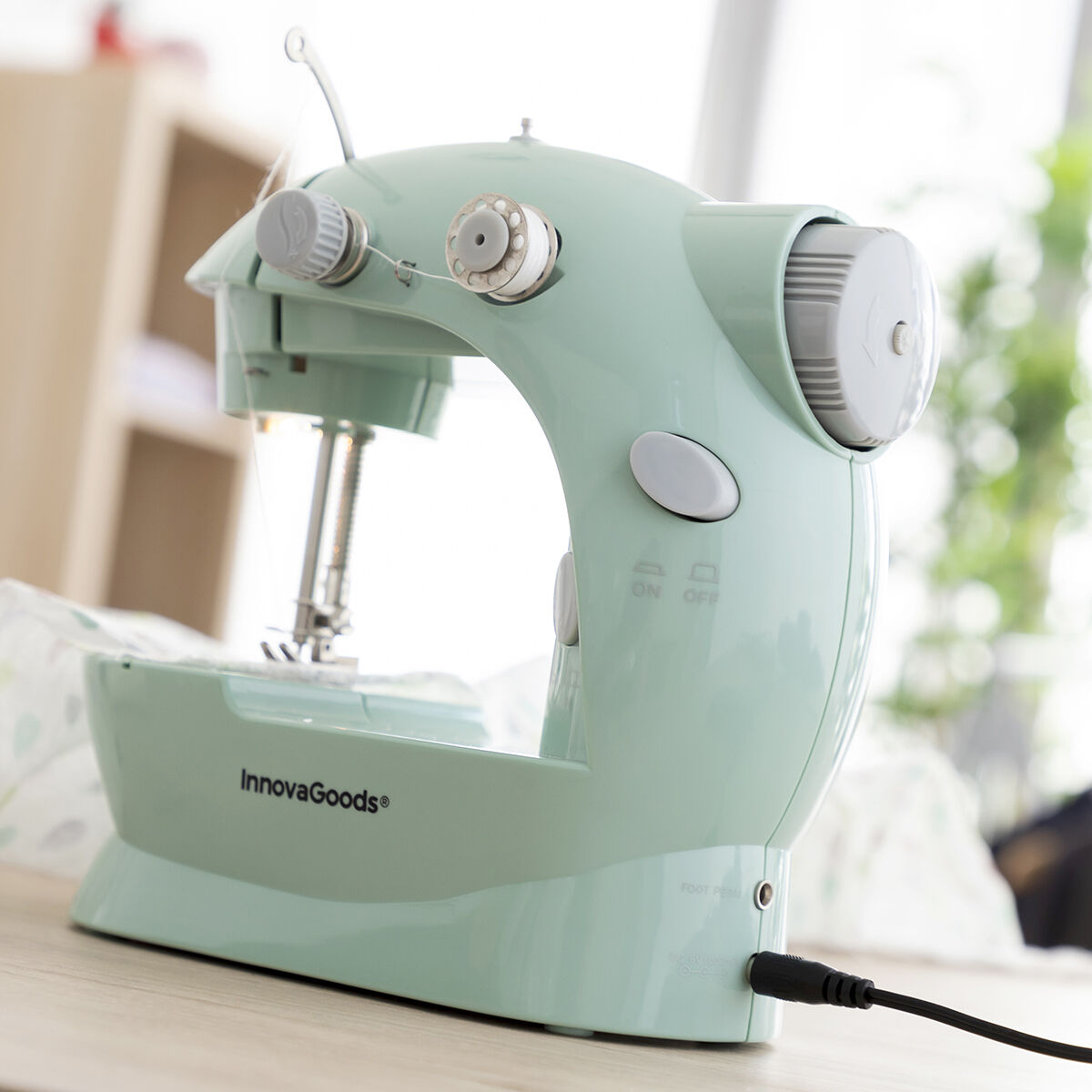 Mini Macchina da Cucire Portatile con LED, Rasafilo e Accessori Sewny InnovaGoods - Immagine 4