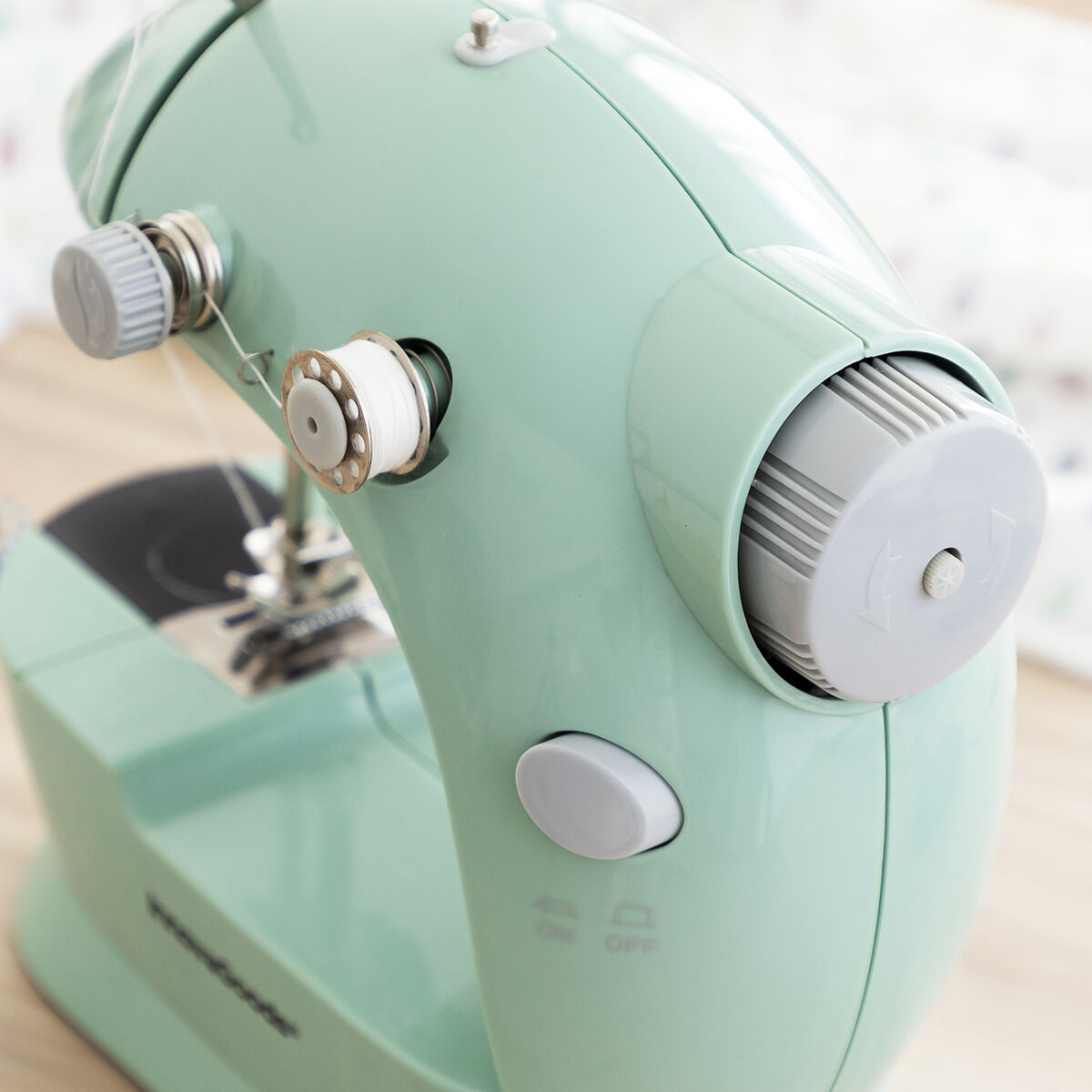 Mini Macchina da Cucire Portatile con LED, Rasafilo e Accessori Sewny InnovaGoods - Immagine 7
